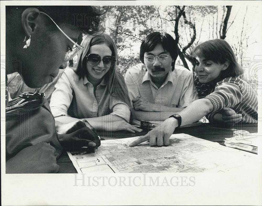 1984 Press Photo Canvassers for the Illinois Public Action Council - Historic Images