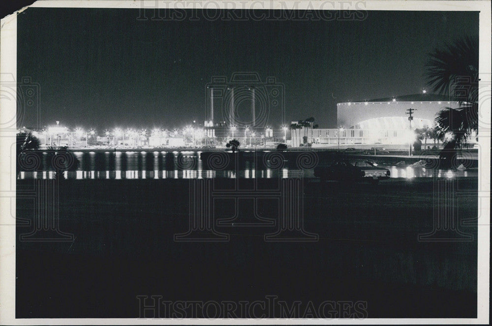 Press Photo Nighttime view of park - Historic Images