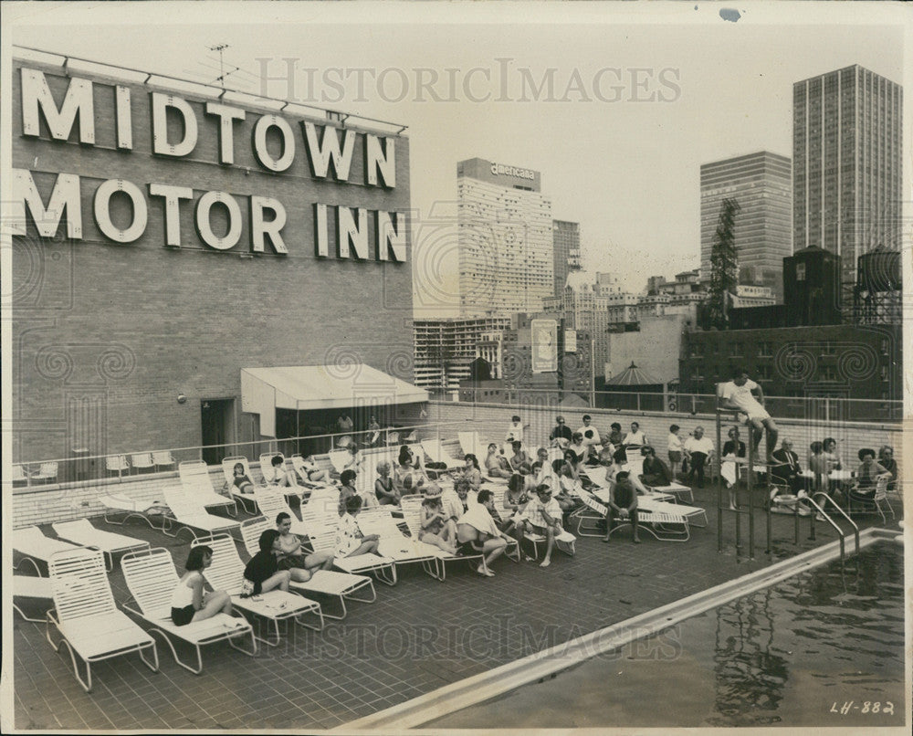 1966 Press Photo Midtown Motor Inn Roof Top Swimming Pool In Times Square NYC - Historic Images