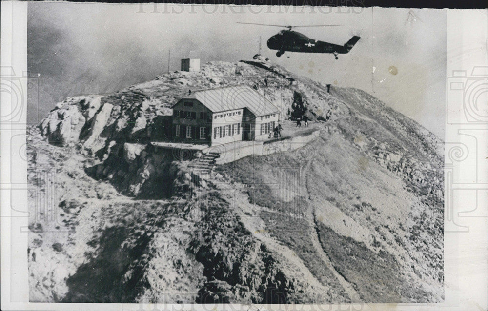 1960 Press Photo US Army helicopter hovers above the lodge at the summit - Historic Images