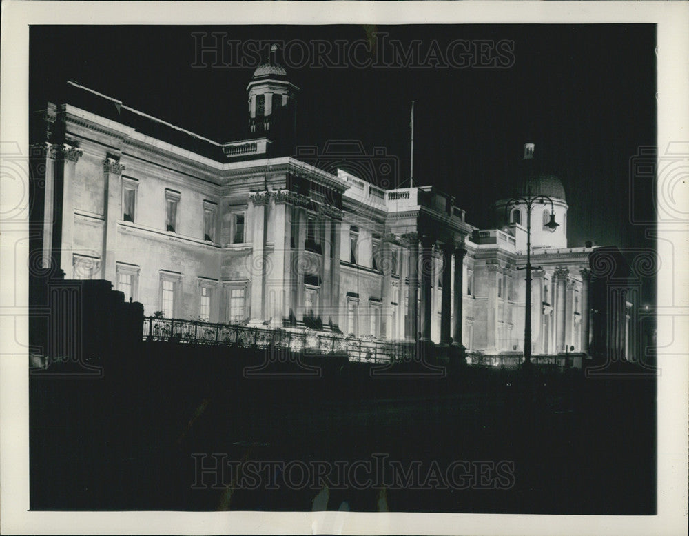 1945 Press Photo National Gallery lit by floodlights during V-E week in London - Historic Images