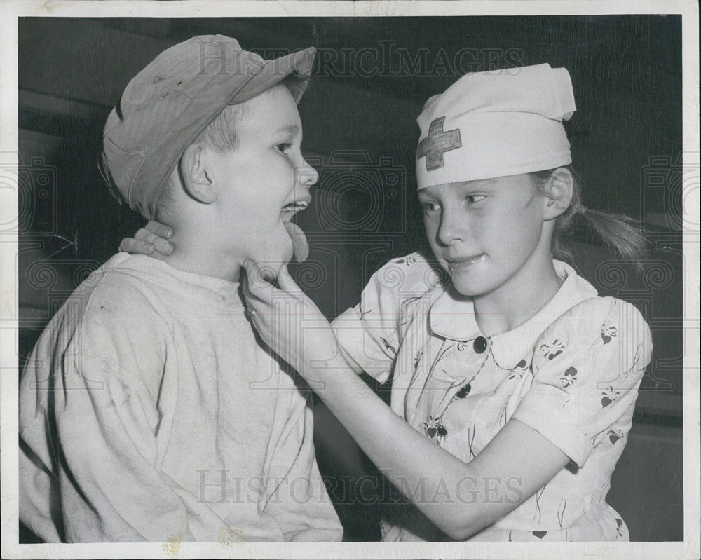 1950 Press Photo Carl &amp; Rose at the Army Red Cross nurse examines ailing soldiers - Historic Images