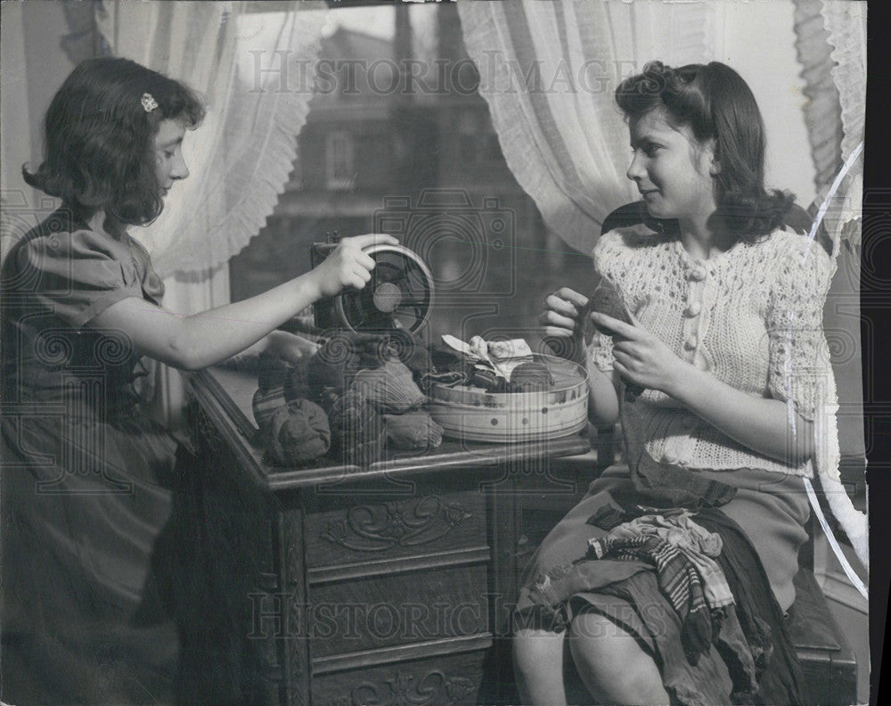 1942 Press Photo Fixing the sewing machine at the Illinois Protestant Children&#39;s - Historic Images