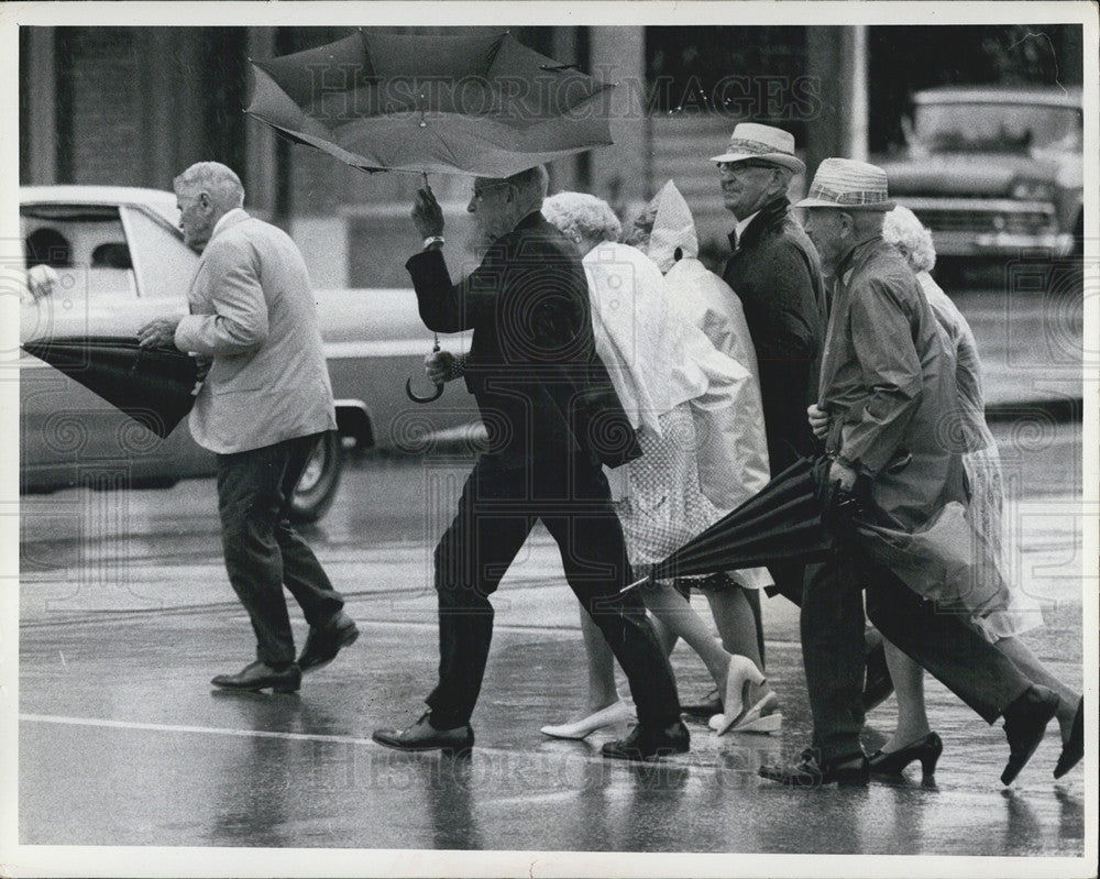 1972 Press Photo Crowd Walks In Rainy/Windy Weather With Umbrellas St Petersburg - Historic Images