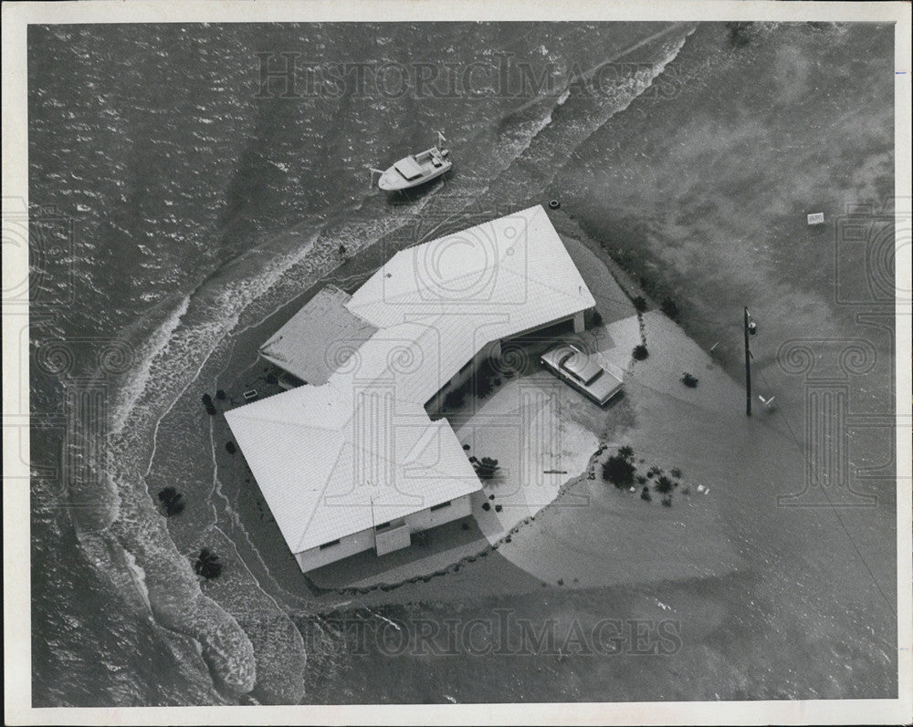 1965 Press Photo Near the church by the sea - Historic Images