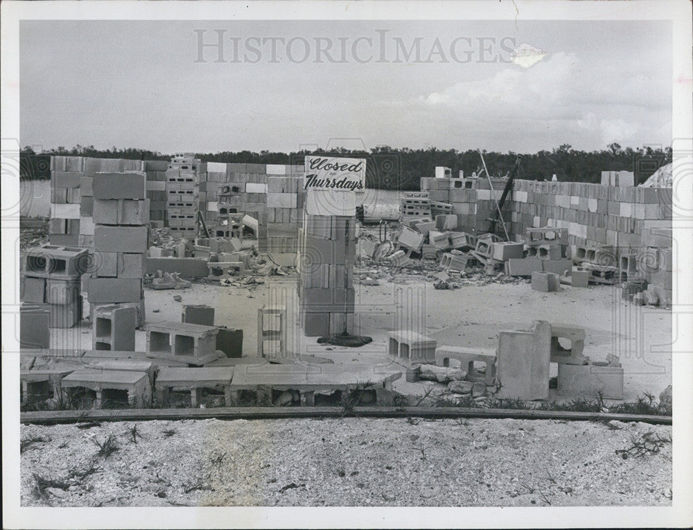 1960 Press Photo ruins and debris at the battered Bonita Beach after the hurricane - Historic Images