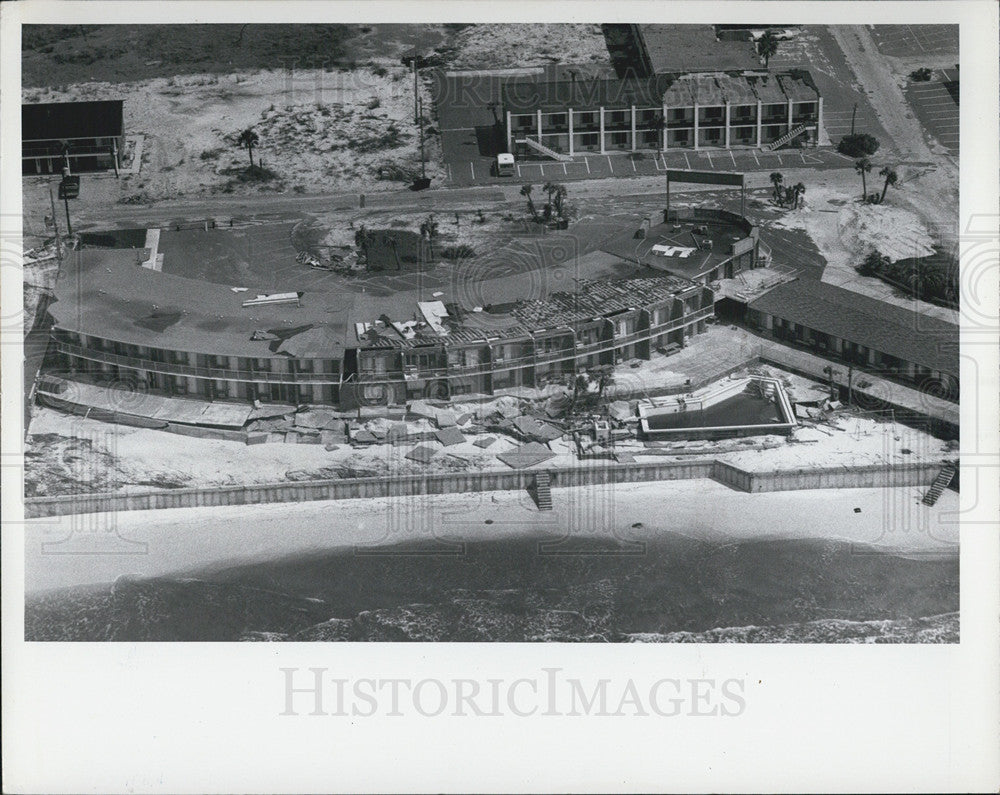 1975 Press Photo devastation after a hurricane hits beach front - Historic Images