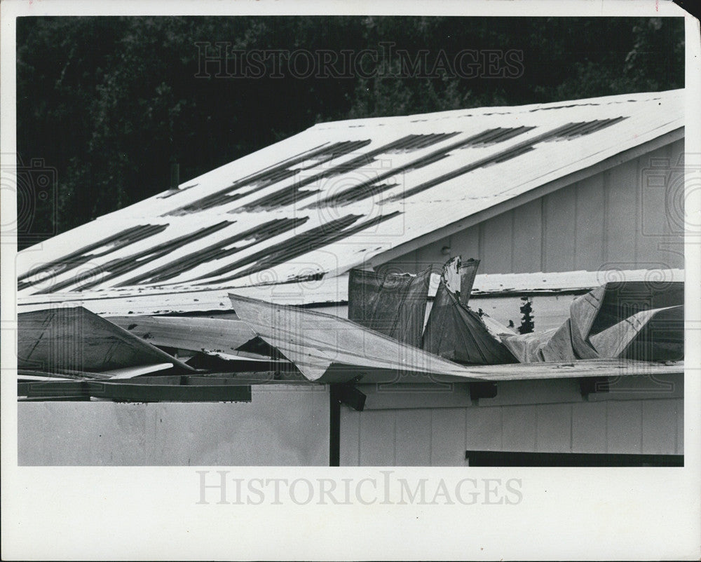 1976 Press Photo Wind Ripped Roof West Pasco - Historic Images