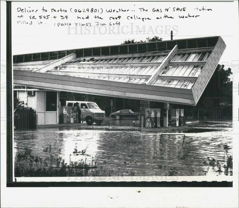 1978 Press Photo roof Gas n&#39; Save Service Station Elfers collapsed thunderstorm - Historic Images