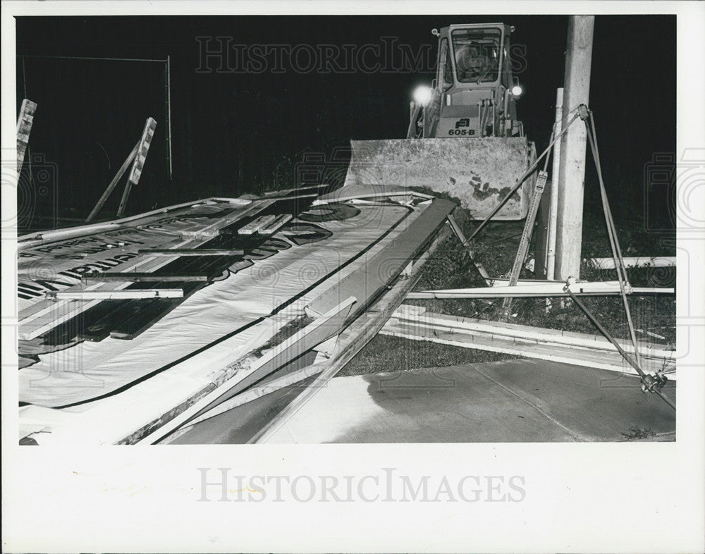 1978 Press Photo heavy equipment large sign blew down heavy winds Canterbury - Historic Images