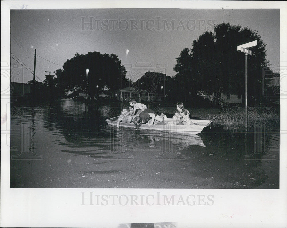 1977 Press Photo boating flooded street Landy John Tharpe Mike Morgan Rose - Historic Images