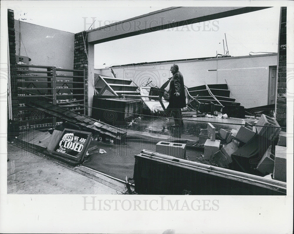 1979 Press Photo John Groves Sr. remains ceramic shop Tampa high winds devastate - Historic Images
