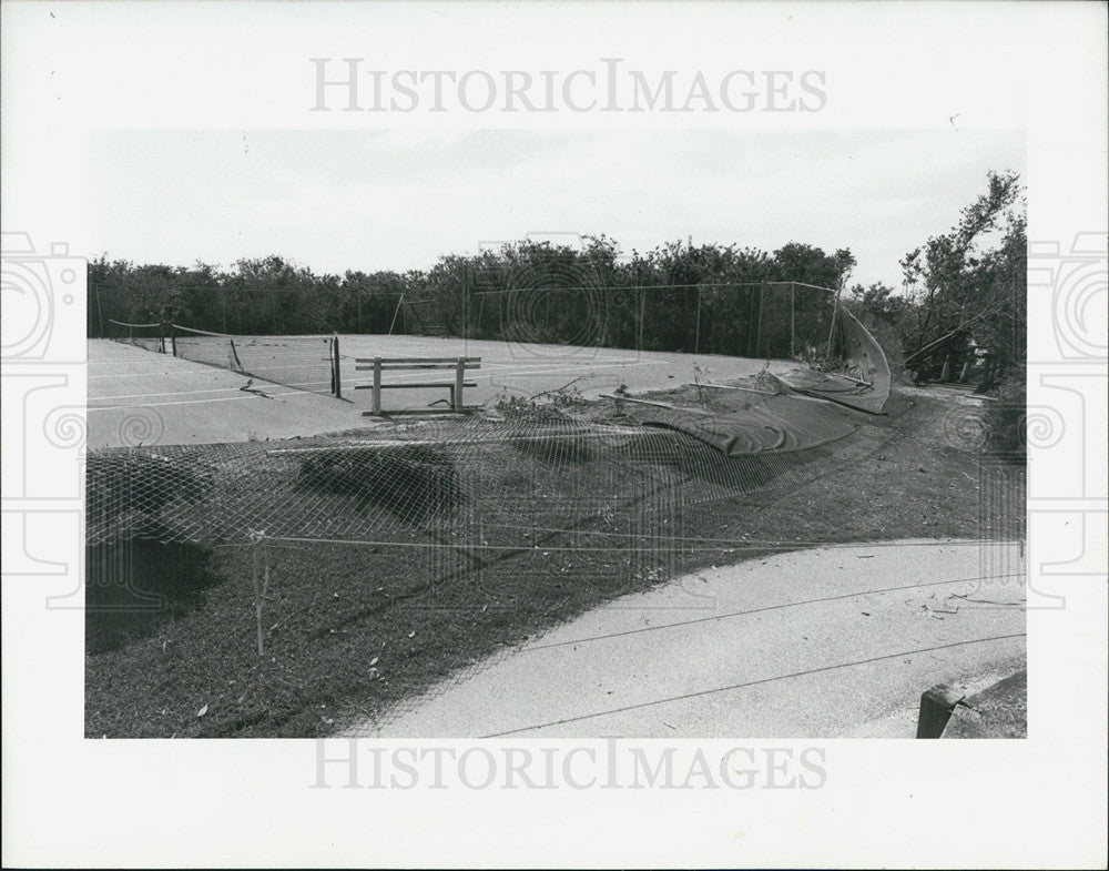 1992 Press Photo Tennis court fence ripped apart from Cove Cay tornado - Historic Images