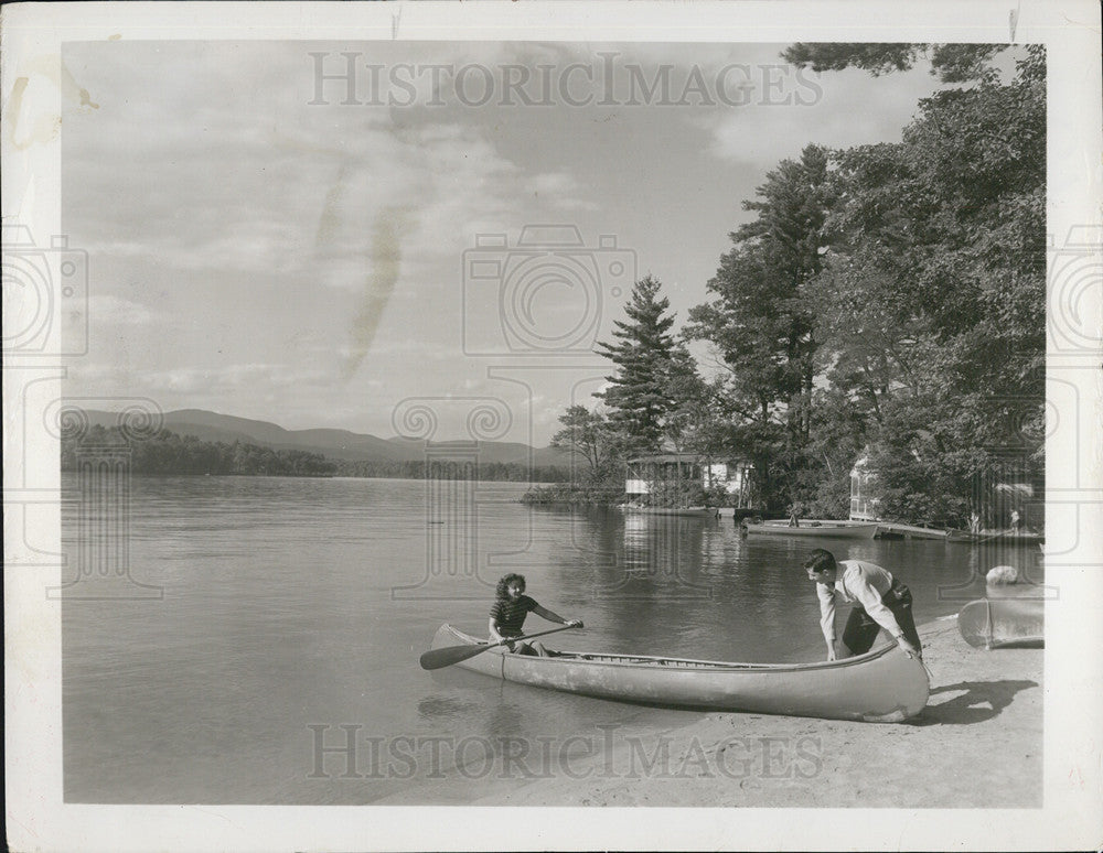 1953 Press Photo Family Canoeing In Maine Waters - Historic Images