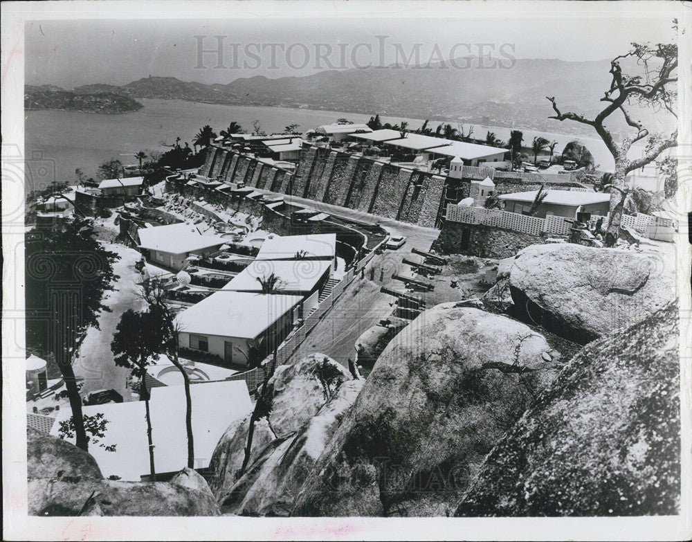 1968 Press Photo Fortress Sits On Cliff Along Shore In Acapulco Mexico - Historic Images