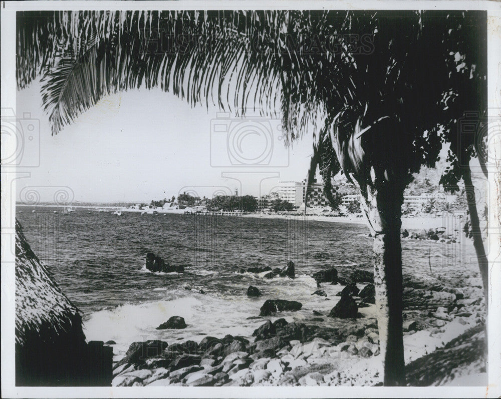 1973 Press Photo Resort Hotels Sit On Rocky Beach In Acapulco Mexico - Historic Images