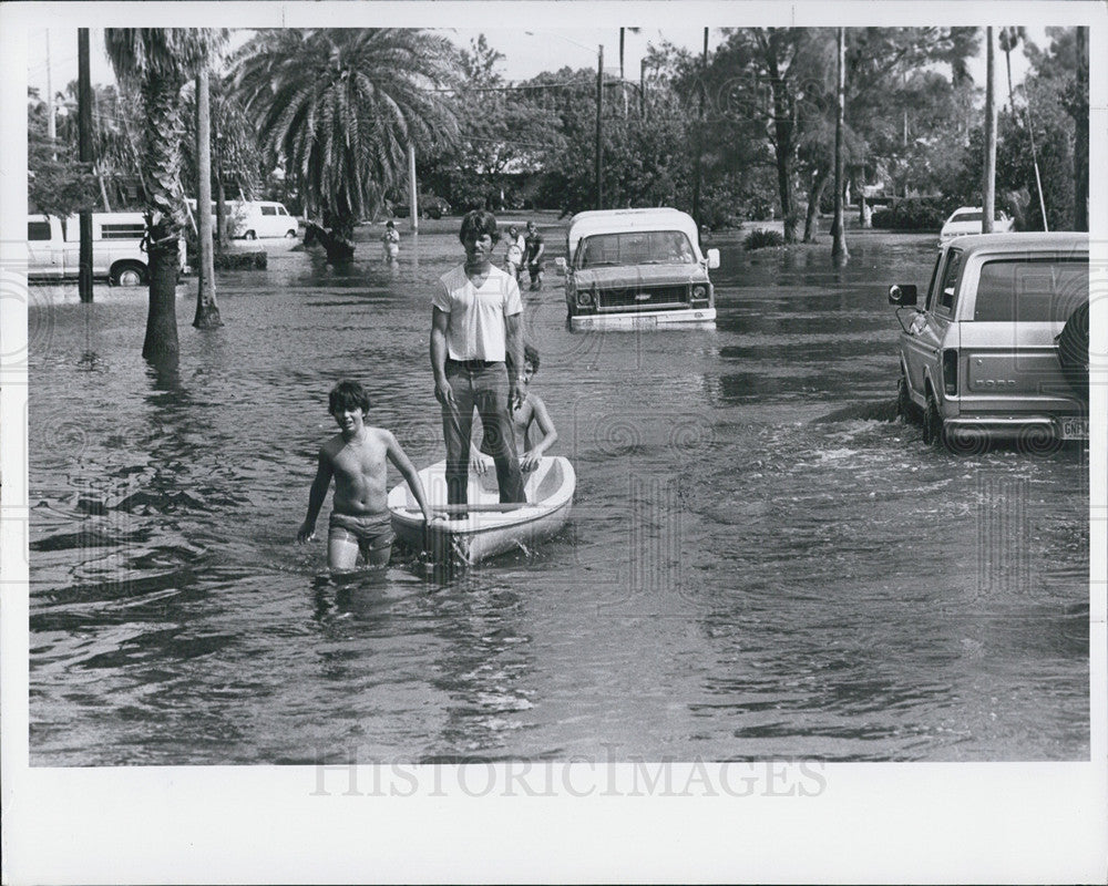 1982 Press Photo People Boat Flooding St. Petersburg Florida - Historic Images