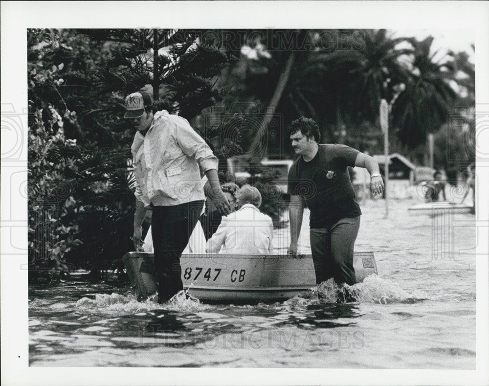 1982 Press Photo Men Pull Boat Flooded St. Petersburg Florida Street - Historic Images