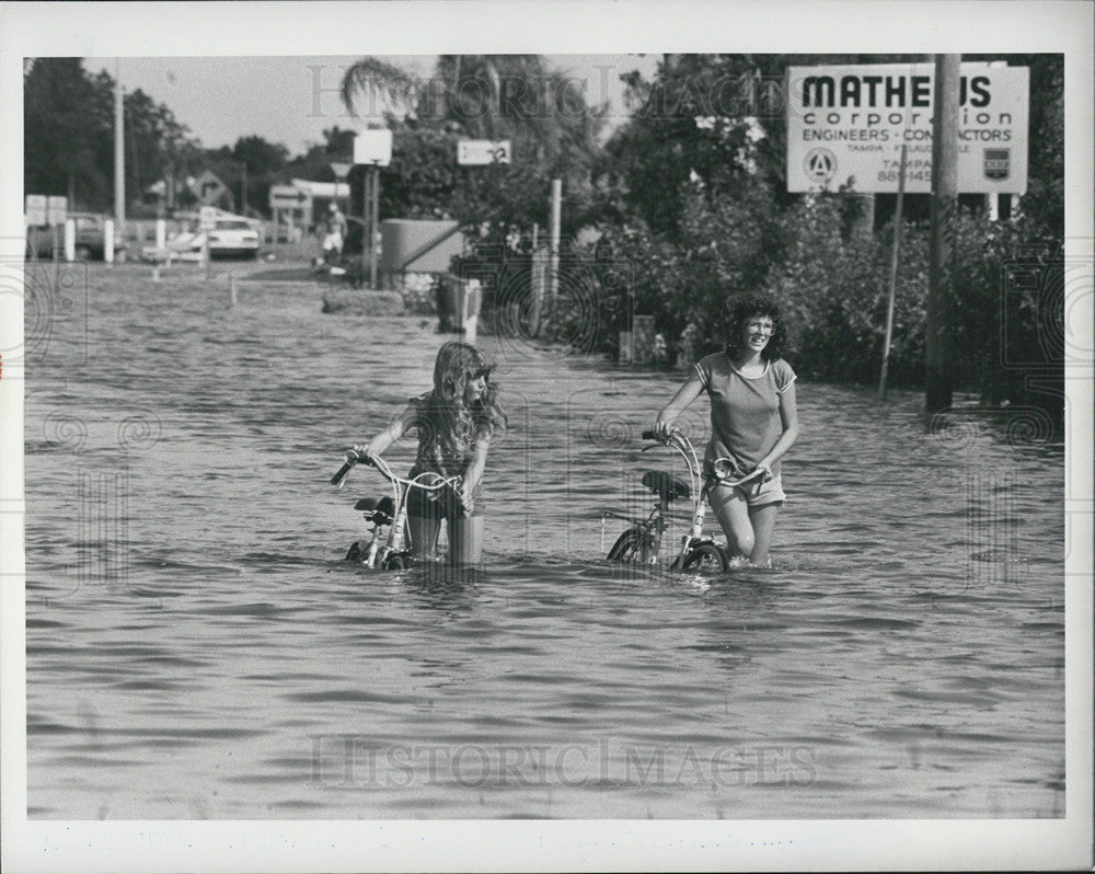 1982 Press Photo Girls Walk Bikes Flooded Street St. Petersburg Florida - Historic Images