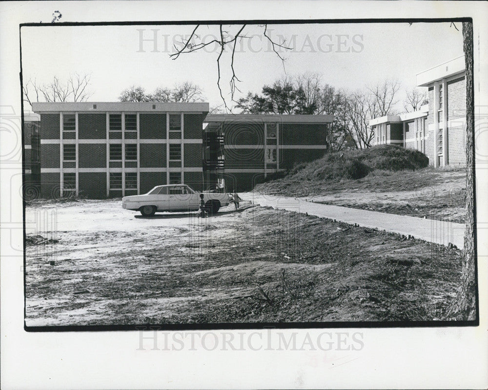 1973 Press Photo Scene from the Ebony Gardens housing project - Historic Images