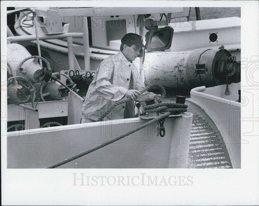 1982 Press Photo Seaman works the anchor of his ship - Historic Images