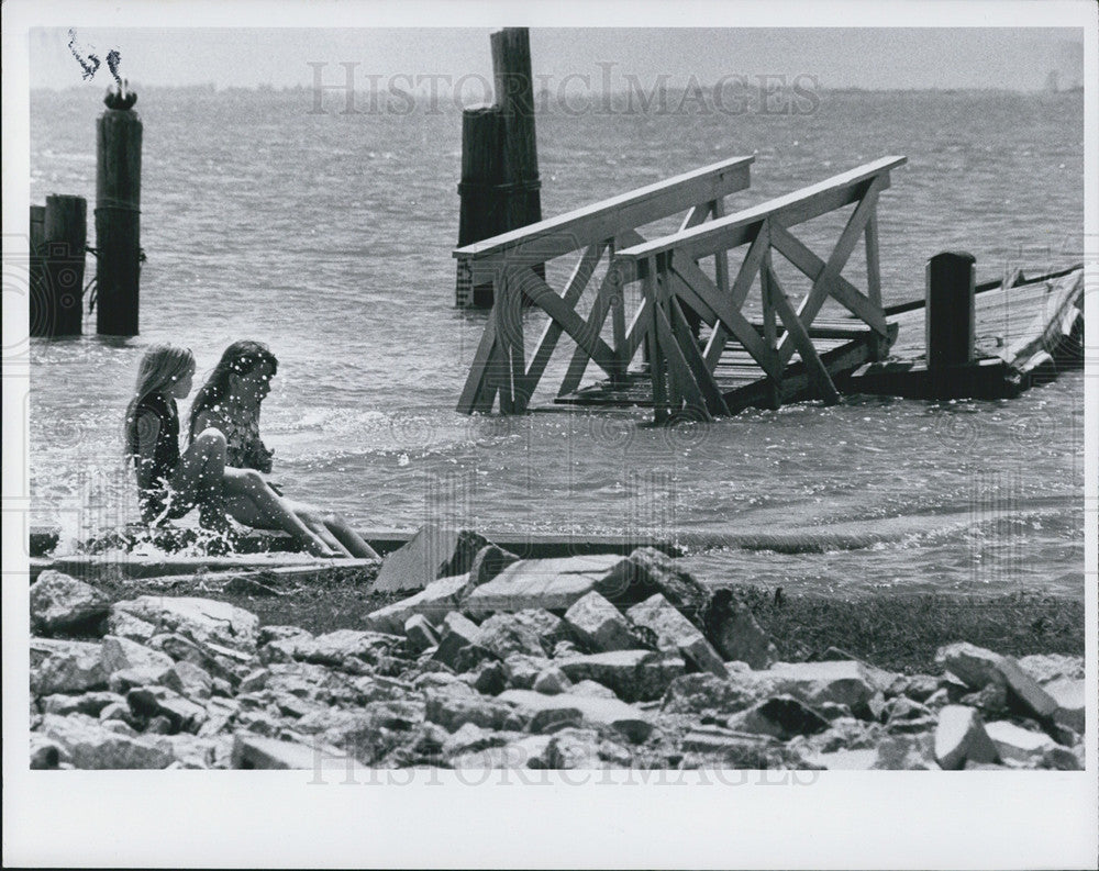 1982 Press Photo Kelsi And Heather Roberts Enjoy Bay Vista Park Pinellas Park - Historic Images