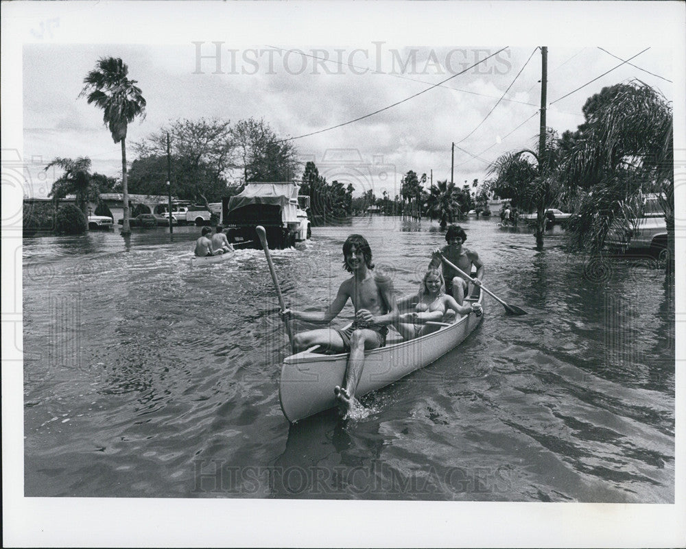 Press Photo Street Flooding Shore Acres Florida People Boating - Historic Images
