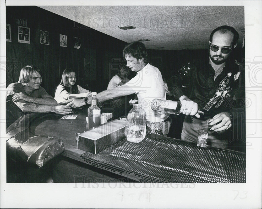 1978 Press Photo bartenders glasses full Stock Market Lounge - Historic Images