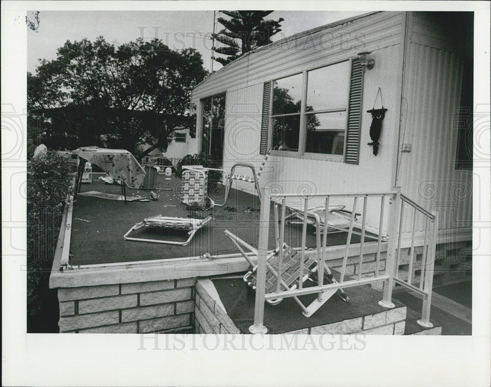 1982 Press Photo Mabel Young porch pulled back mobile home early morning storm - Historic Images