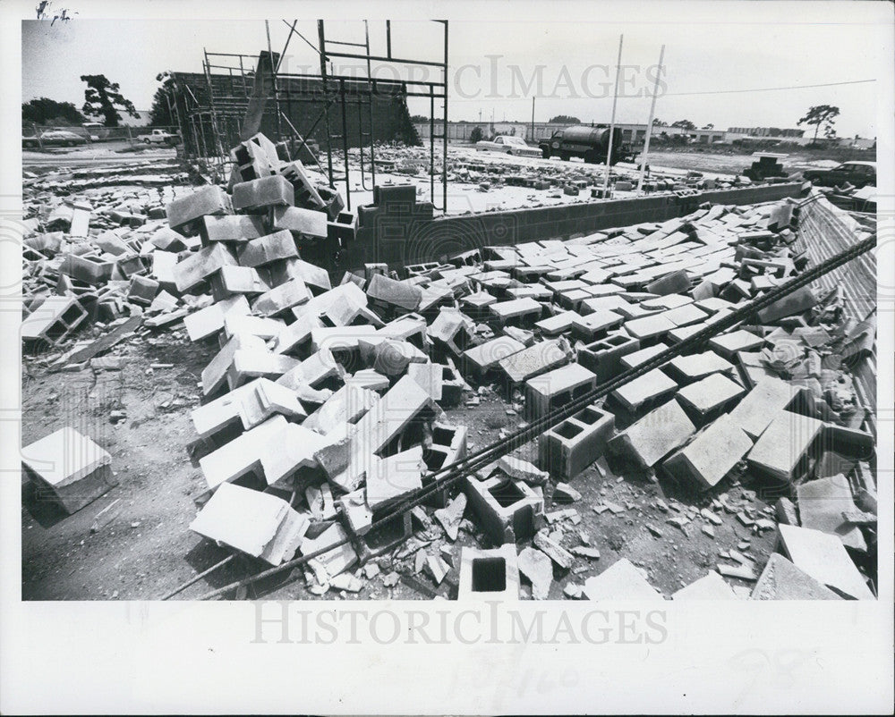 1979 Press Photo walls blocks gust wind building under construction brief - Historic Images