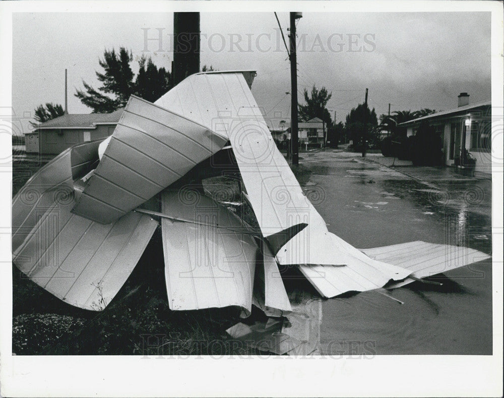 1979 Press Photo Utility Shed Smashed Due To High Winds On Lagoon Lake Florida - Historic Images