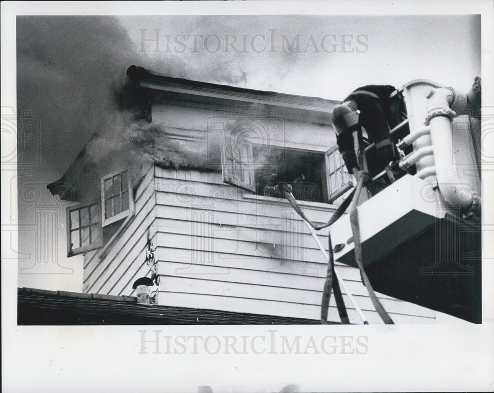 1977 Press Photo Firemen Work Shannon Funeral Home Tower Fire From Lightning - Historic Images