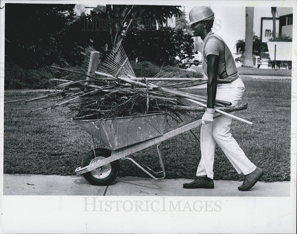 1977 Press Photo Clean up crew at work after furious thunder storm that hit city - Historic Images