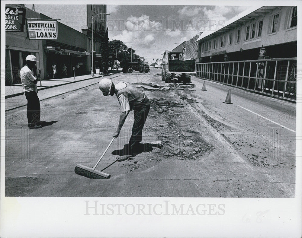 1977 Press Photo Flooding due to repaving In  FL - Historic Images