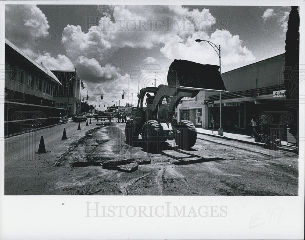 1977 Press Photo Flooding forces street closing in FL. - Historic Images