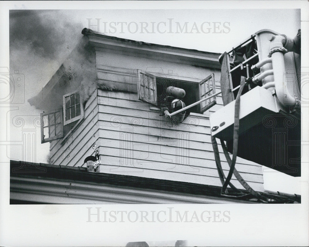 1977 Press Photo Lightening strikes the bell tower of Shannon Funeral Home in FL - Historic Images