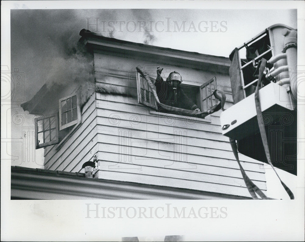 1977 Press Photo Fireman rescued at Shannon Funeral Home in FL. - Historic Images