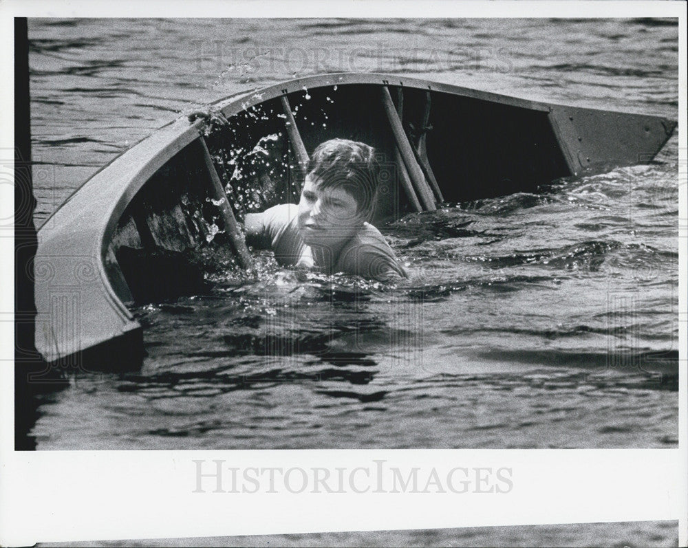 1982 Press Photo Jim Peterson canoe flipped bayou safety - Historic Images