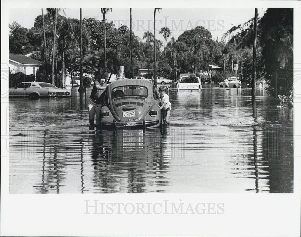 1962 Press Photo People Push Bug Through Flooded Street In St Petersburg - Historic Images