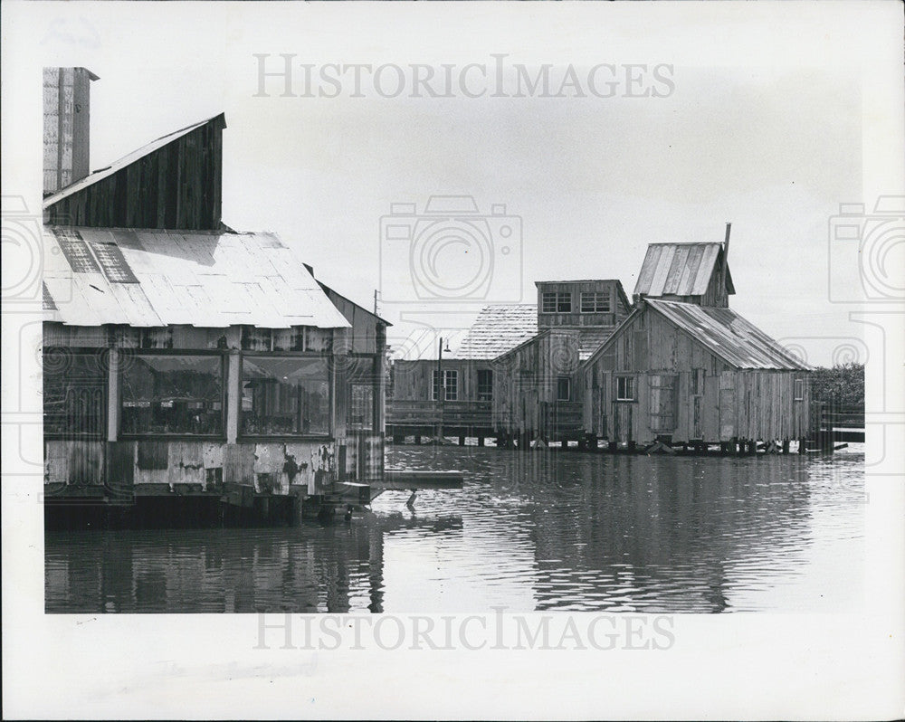 1987 Press Photo Fly &#39;N Inn Lounge And Boat Yard Village Under Water - Historic Images