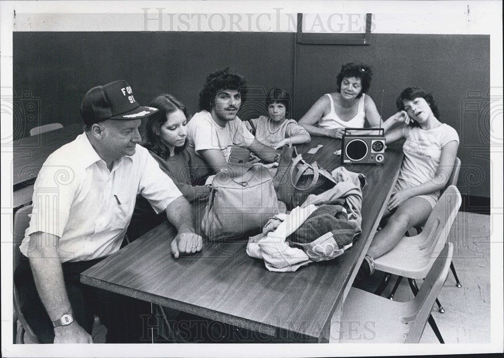 1982 Press Photo Sunset Beach Visitors Tell Of Evacuation During Flood - Historic Images