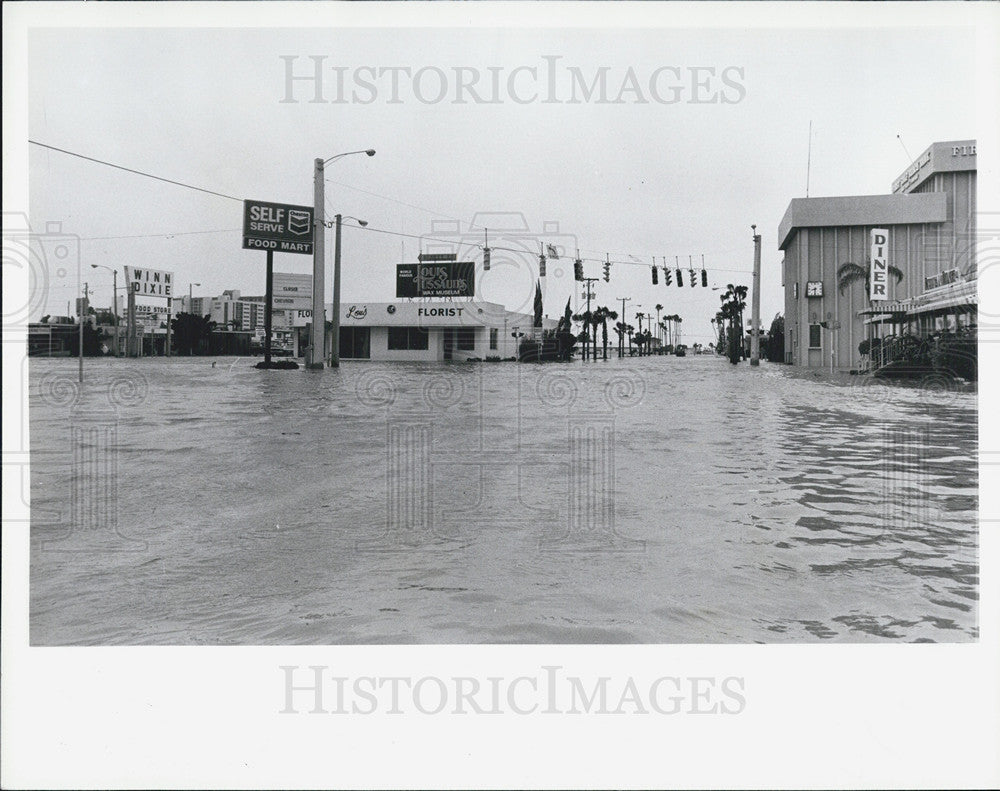 1982 Press Photo Flooded Commercial Street In St Petersburg - Historic Images