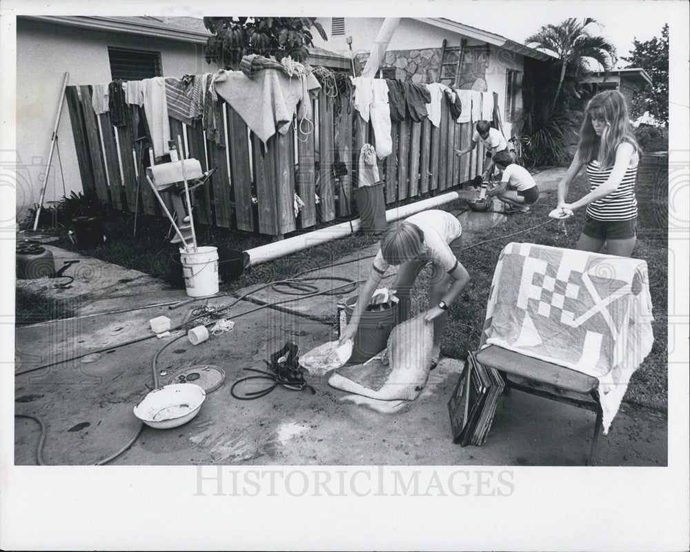 1982 Press Photo Gulf Boulevard Residents Clean up After Storm Flung Items - Historic Images