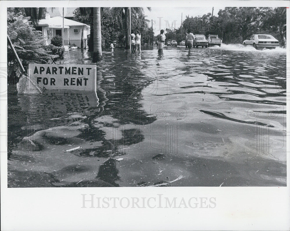 1982 Press Photo Resident On Fourth St In little Bayou In Flooded Street - Historic Images