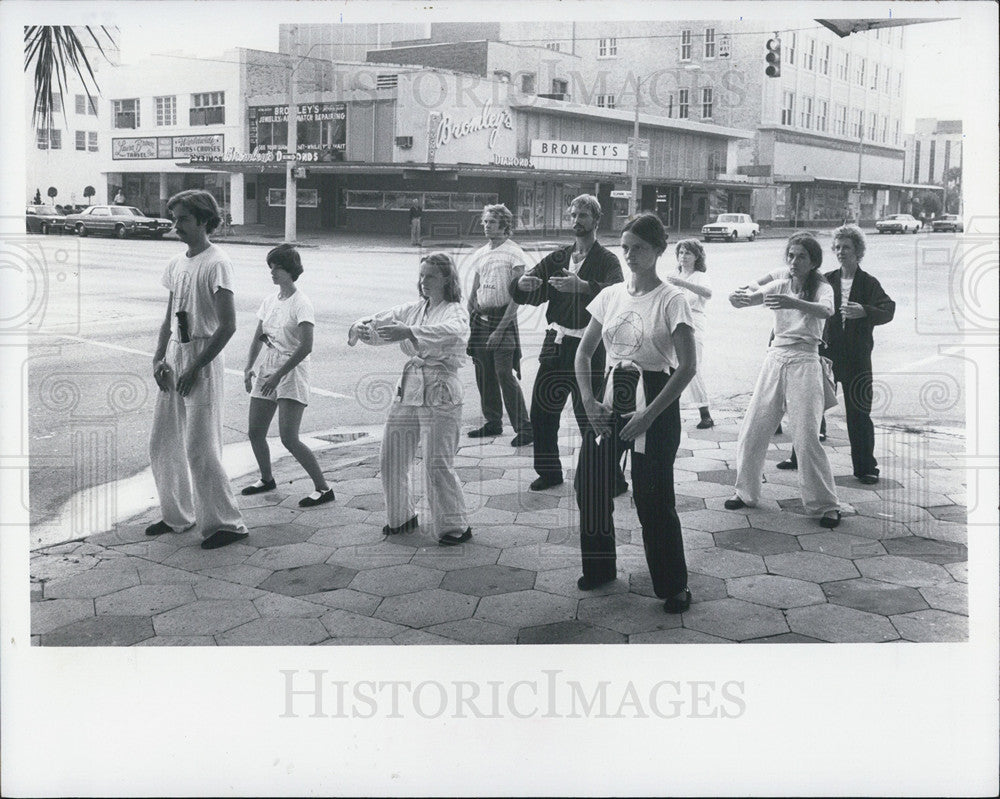 1979 Press Photo Tai Chi demonstrations along St Petersburg street - Historic Images