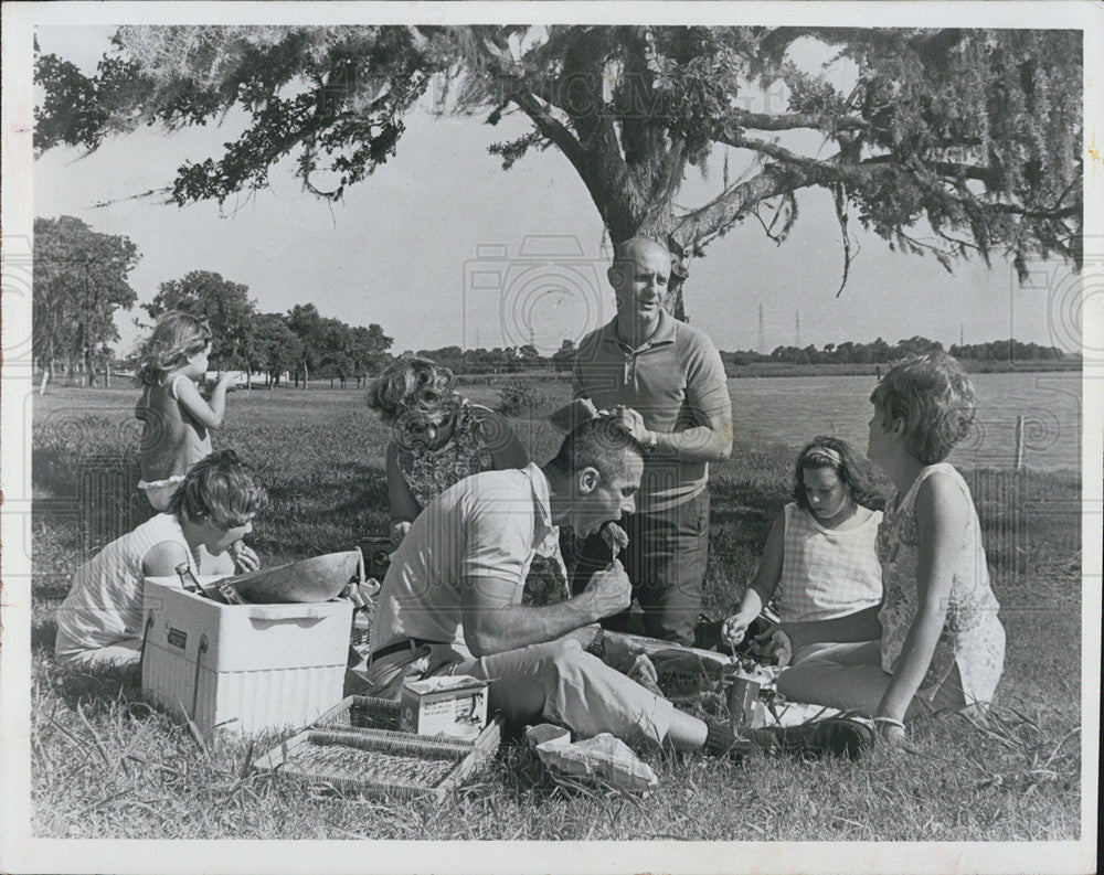 1966 Press Photo Astronaut Cernan surrounded by his family for a picnic - Historic Images