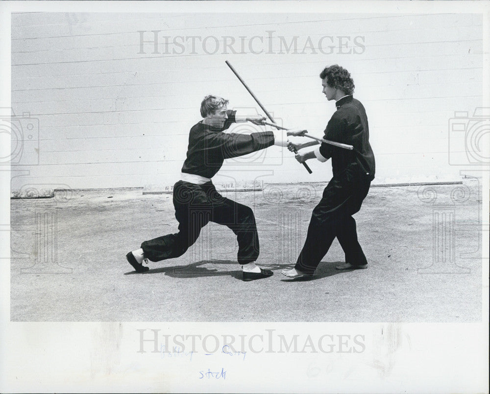 1982 Press Photo Jan Bolling and Scott Corry demonstrates Tai Chi - Historic Images