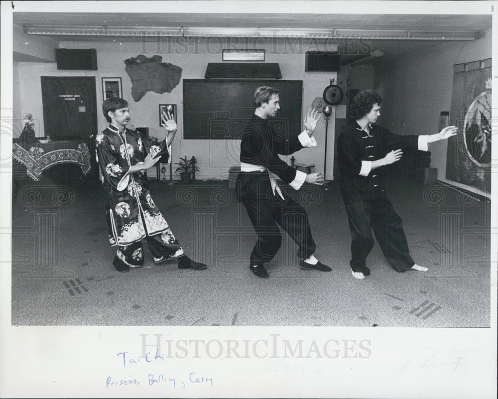 1982 Press Photo Jan Bolling &amp; Scott Corry demonstrates use of Tai Chi - Historic Images