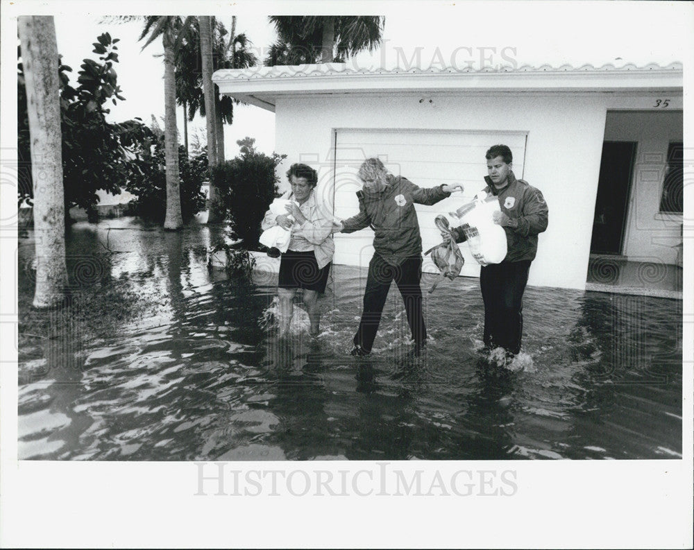 1993 Press Photo Clearwater police officers help Lena Nocilla evacuate beach - Historic Images