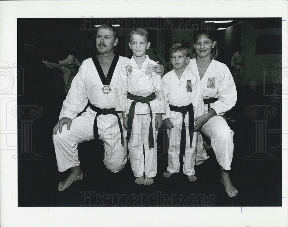 1985 Press Photo Child To Test For His Black Belt Held By Father Ray Tae Kwon Do - Historic Images